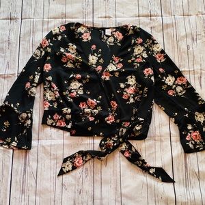 ***3/$15 📦*** H&M Divided Floral Wrap Blouse